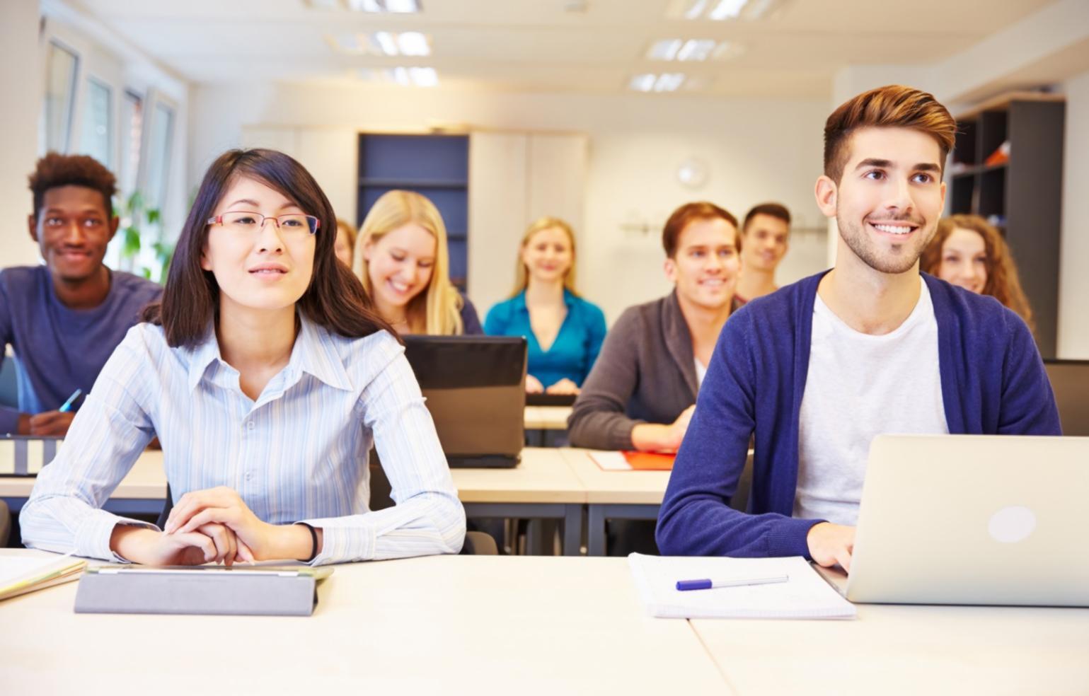 Analyse-Dashboard mit Traffic-Statistiken und Conversion-Metriken auf Computerbildschirm